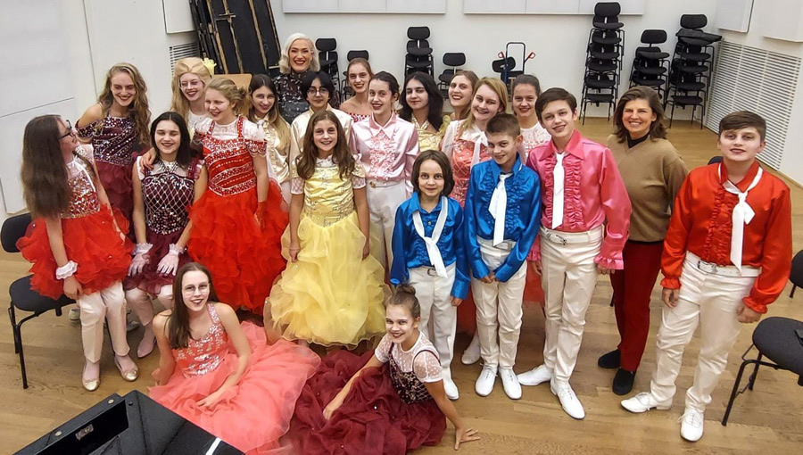 Kinder- und Jugendchor am Landestheater Linz vor einer Aufführung