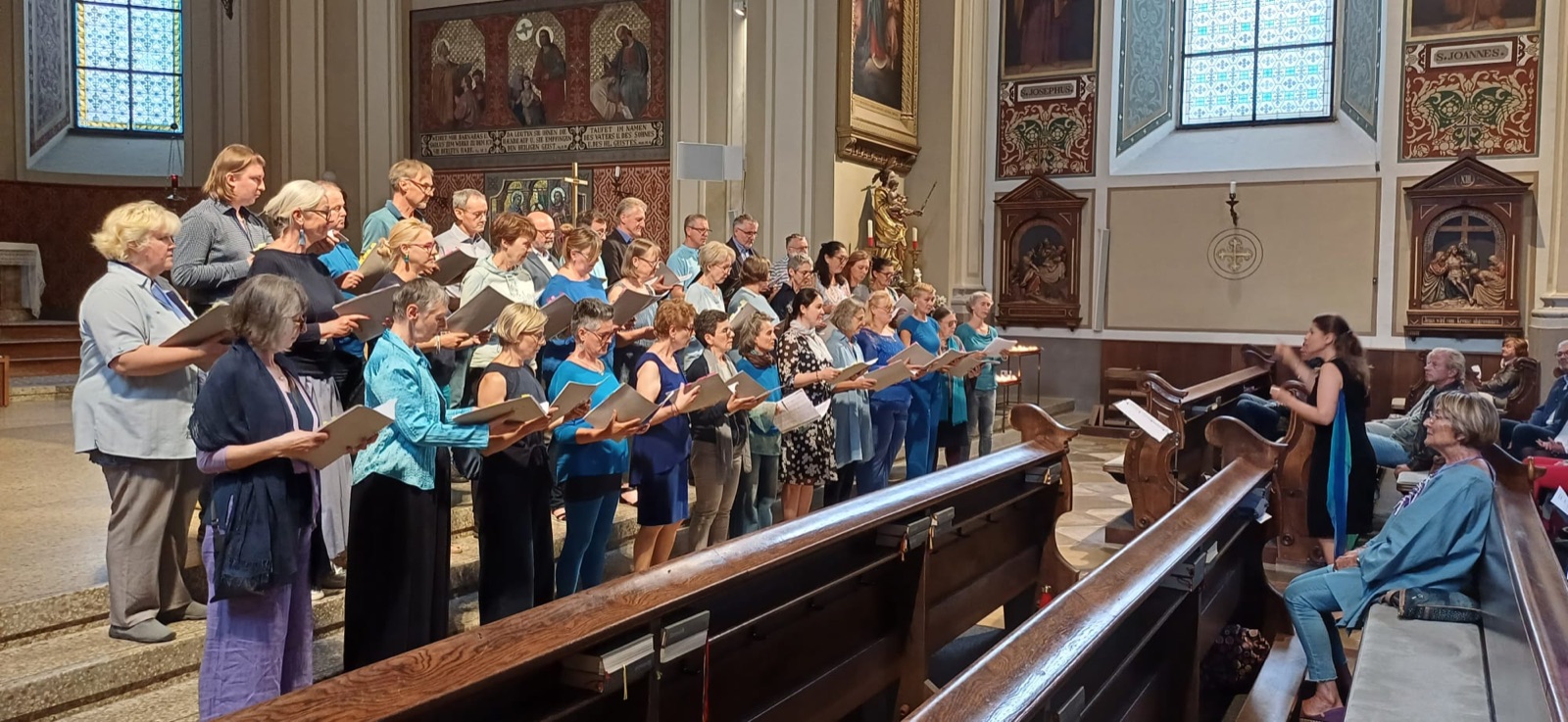 Olga Bolgari dirigiert einen Chor bei den Chortagen in Bad Goisern
